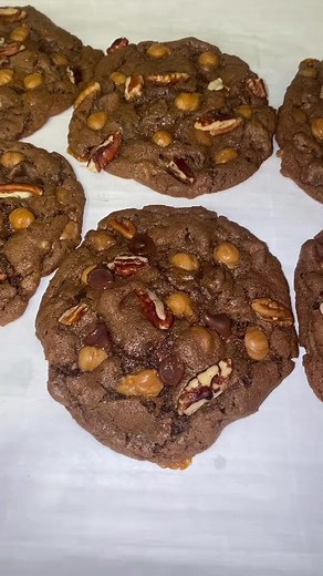 1M views · 9.8K reactions | Episode 28 Turtle cookies! RECIPE: 1/2 c (1 stick butter) 1/2 c brown sugar, 1/2 c sugar, 1 egg, 1 tsp vanilla, 1/4 c cocoa, 1/2 tsp salt, 1/2 tsp baking soda, 1 and 1/4 c flour. 1/2 c semi sweet chocolate chips, 1/2 c carmel bits, 1/2 c chopped pecans. Bake 350 for 10-14 mins. Made around 16-18 cookies #cookierecipes #easyrecipes #turtlecookies #cookiesofinstagram #ChristmasCookies2023 #chocolatecookies #fypシ゚viralシ #recipeoftheday | Sarah Kraffty | Facebook