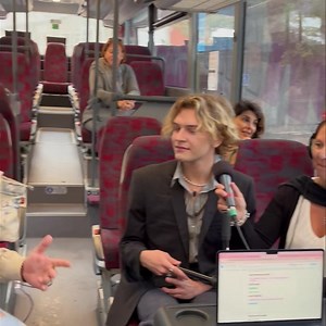 Louis Albi vient d’arriver dans le bus LK TOURS VOYAGES du 7/10 Alsace Tour 🚌 Rejoignez-nous à la place de l’Hotel de Ville à Ville de Saint-Louis Alsace 📻 | FLOR FM