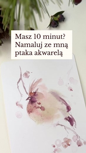 Jak namalować zimowego ptaka akwarelą? 1️⃣ Zrób delikatny szkic ołówkiem, tylko zarys, bez szczegółów. Pozwól sobie na lekkość. 2️⃣ Namocz kartkę mokrym pędzlem tam, gdzie będzie ptak i trochę poza linią. Niech woda poprowadzi kolor. 3️⃣ Nałóż plamę ulubionym odcieniem. Pozwól, by barwa rozpłynęła się swobodnie, a potem dodaj kolejny kolor, niech same się spotkają i połączą. 4️⃣ Kilka subtelnych pociągnięć pędzla, skrzydełka, dziób, oko. 5️⃣ Domaluj gałązkę i kilka bladych kulek, mogą być niereg