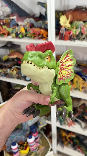 Watch my hands-on video of this fun toy alongside the other Jurassic World baby dino toys we’ve gotten so far over on the Collect Jurassic YouTube channel (link in bio). #collectjurassic #matteljurassicworld #jurassicworld #jurassicpark #epicevolution #jwepicevolution #jp30 #dilophosaurus #jurassicpark30thanniversary #mattel #jurassicworlddominion #toys #toyreview #toyunboxing #toycollector #campcretaceous #jurassicworldcampcretaceous #chaostheory #jwchaostheory