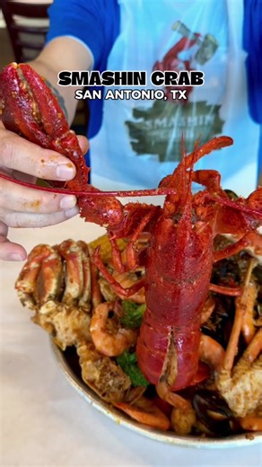 #SeafoodBoil hot spot in #SanAntonio 🦀 They also have some great pasta, Po’ Boys, wings, fried seafood, Hurricane and Margarita FLIGHTS! 🍹📍Smashin Crab #sanantoniofoodie #satx #tiktoksanantonio #sanantoniocheck
