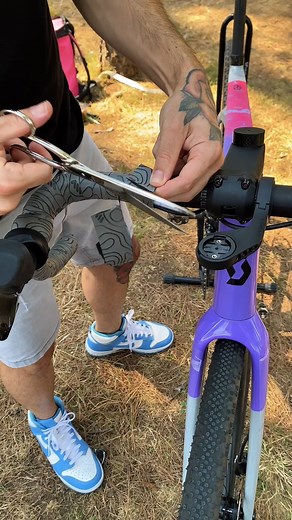 🚴‍♂️ This is how you replace the AMS Sterrato handlebar tape on the go! 💪 It’s super easy instead of adhesive, it’s got a gel that lets you readjust if you make a mistake 🔄 As you can see, you can do it anywhere 🌍 All you need is a pair of scissors ✂️ to trim the excess tape, that’s it! #allmountainstyle #cycling #gravelbike #roadbike #bartape #biketips | AMS