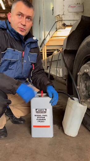 Czyszczenie układu paliwowego to jeden z najskuteczniejszych sposobów na przywrócenie pełnej sprawności silnika. Wynn’s Diesel Fuel System Cleaner Plus rozpuszcza laki, osady i zanieczyszczenia z pompy, wtryskiwaczy oraz przewodów paliwowych, jednocześnie smarując elementy precyzyjne. Proces prowadzony na temperaturze roboczej pozwala usunąć zanieczyszczenia bez demontażu, poprawiając kulturę pracy i reakcję na gaz. Profilaktyka, która realnie wydłuża żywotność całego układu paliwowego. | Wynns-