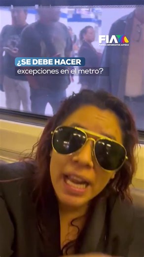 En la estación Revolución del Metro CDMX, una usuaria activó la palanca de emergencia para bajar a un hombre que viajaba en el vagón exclusivo de mujeres. ¿La situación? Un hombre extranjero con niños pequeños viajaba en él. Las demás usuarias aseguraron que el hombre no estaba causando ninguna molestia y aseguran desconocía que se trataba de un vagón sólo para mujeres. El reporte en #LosRuizLara #revoluciónn #VagónExclusivo #TransportePúblico #TikTokInforma