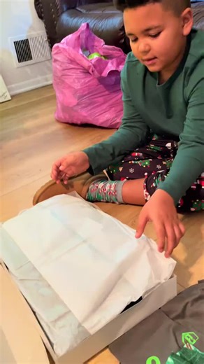 Nike Tech Set Christmas Gift: Fashion and Comfort