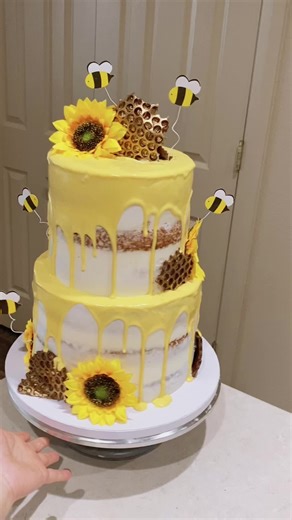 Bumble bee 🐝 baby shower cake 🍯 #honeycake #bumblebeebabyshower