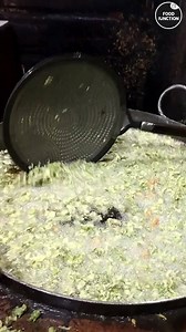 Kumbhaniya Bhajiya, Itna saara dekh kar to kisi ke bhi muh me paani aa jayega,aapne dekha hai kabhi itta saara,Bapa Sitaram Kumbhaniya Bhajiya,Surat | Food Junction