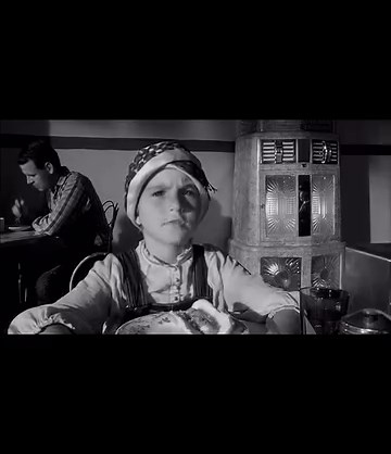 Paper Moon (1973) directed by Peter Bogdanovich with real-life father & daughter Ryan & Tatum O’Neal as protagonists Moze & Addie. Tatum received the Academy Award for Best Supporting Actress, making her the youngest competitive winner in the history of the Academy Awards although we don’t see how she was a supporting actress. She seemed more like a costar. Yesterday would have been Peter’s birthday. He died in 2022 at 82. Ryan died in 2023 also at the age of 82. Tatum is 60 years old, the proud