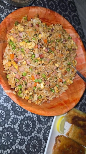 ✨Recette riz cantonais✨ 1 oignons 2 carottes 1 paquet de dès de jambon 2 grosses poignée de petits pois 4 œufs 2 sachets de riz 2 cas de sauce soja sucrée 1 pincée de sel 1 pincée de poivre Faites bouillir de l’eau salée, puis rajouter les sachets de riz et les laisser cuire. Vous coupez en tout petit morceau les oignons. vous faites revenir dans un wok , puis vous rajouter les carottes également coupées en petits morceaux. Vous laissez dorés et vous rajoutez les dés de jambon, les petits pois e