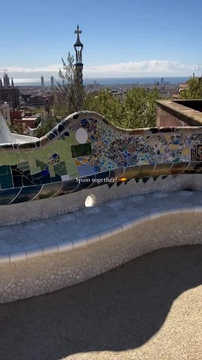 🇺🇸Spain has a way of capturing your heart from the very first moment, blending sunshine, beaches, culture and adventure into a journey people search for when dreaming of the perfect travel escape. Walking through Barcelona’s vibrant streets, exploring Sevilla’s romantic corners and feeling Madrid’s lively pulse remind you why Spain is one of the most loved holiday destinations in the world. Every coastline invites you to slow down, enjoy crystal waters and soak up those golden travel moments e