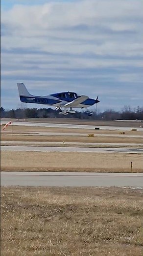Cirrus SR22 on Final Approach at KUGN | Smooth Landing at Waukegan Airport #aviation #aviationlovers
