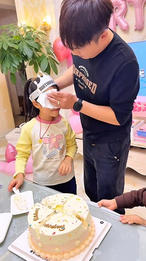 213K views · 8.4K reactions | 女儿8岁生日啦，下午和妹妹还有弟弟弟媳一起为女儿准备了惊喜，晚上老公为女儿做了一大桌子的菜，女儿还收到了好多生日礼物，我的小寿星可开心了、祝我的宝贝生日快乐 #全職媽媽 #家庭 #家庭日常 #日常 #日常vlog #夫妻 #夫妻日常 #家庭主婦 #生活 #推薦 #熱門 #fyp | 瀚宝妈妈和爸比 | Facebook