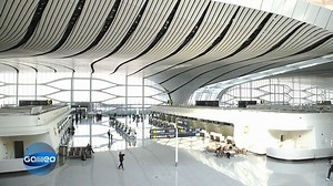Einchecken per Gesichtserkennung, maximal 8 Minuten zu Fuß bis zum Flugzeug und Platz für bis zu 100 Millionen Passagiere im Jahr - das bietet der modernste Flughafen der Welt in Peking. Doch wie gut funktioniert der chinesische Mega-Airport wirklich? #Galileo | Galileo