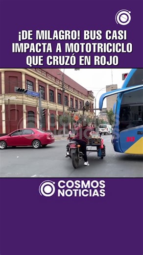 🚨#Nacional | ¡Imprudencia total! 🚦 Un momento de terror quedó registrado en plena avenida: un bus casi impacta a un mototriciclo que se pasó la luz roja sin medir el peligro. ⚠️ La mujer que manejaba el vehículo menor se salvó de ser atropell4da por cuestión de segundos. | Cosmos Noticias