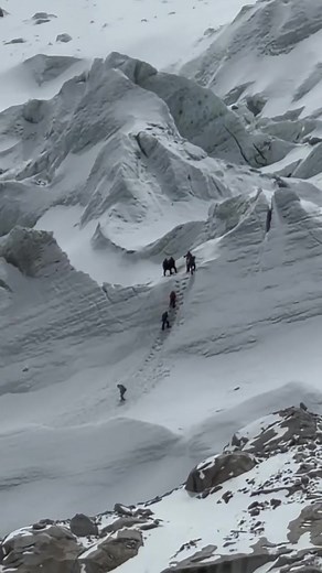 Everest Expedition: Navigating the Khumbu Icefall