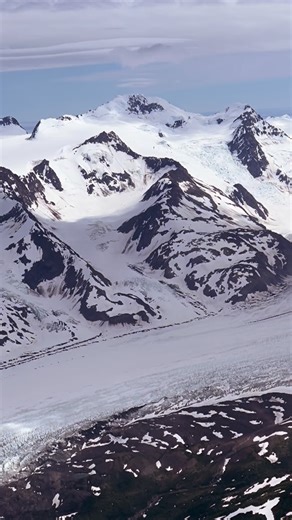 Come see the mountains and glaciers right outside our doorstep on our Glacier and Wildlife tour. This is a tour we run all year round giving those hearty winter travelers the opportunity to see Alaska’s wild landscapes from our perspective. 📸: @nicole.alton | Rust's Flying Service