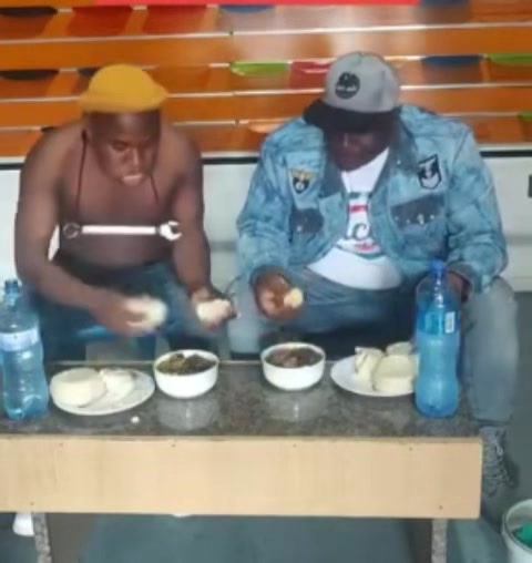 Spanner does it again 👏 After beating Nigeria’s Spanner, Another Nigerian challenged Malawi’s Spanner for an eating competition ndipo chayidhinda yake kumaliza nkuyamba kumukakamila Nigerian yo kuti adyenso yakeyo | Mikozi