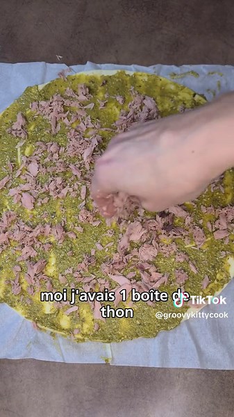 Escargots feuilletés 😋 Aussi simple que efficace cette recette est top pour un apero de dernière minute 😉 #pourtoi #fyp #feuilleté #pastry #puffpastry #thon #fish #pesto #roll #escargot #snail #ramadan #ramadanrecipe #recetteramadan #tono #express #apero