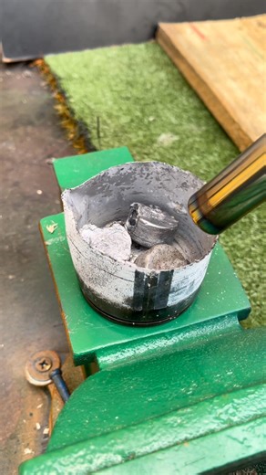 The joint that made woodworking history 🪵🏆 The master turned a crack into pure craftsmanship. #USA #WoodworkingMaster #ArtOfCarpentry | Unbreak Worldiy