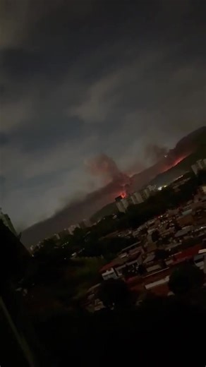 Footage which more clearly shows the launch of a surface-to-air missile from an 9K38 “Igla” Man-Portable Air-Defense System (MANPADS) against a helicopter with the 160th Special Operations Aviation Regiment (SOAR), during strikes around the Fuerte Tiuna Military Complex in the southern suburbs of Caracas.#newyear #viral #explore #trending #GlobalUpdates #trendingposts🔥 #viralpost #footage #trendingpost #foryoupage #Trending #trend | Azad News HD