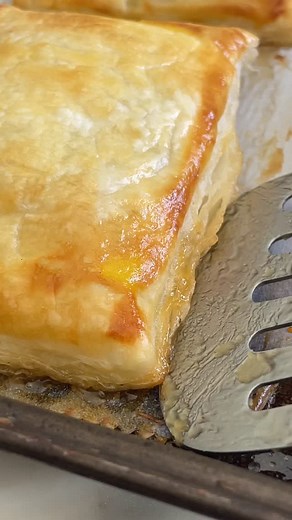 ✨Upside-Down Apple Pastries✨ As promised, here is the full video recipe for these apple puff pastries: a perfect combination of crispy puff pastry, sticky caramelized apples, and a touch of honey. And they are quite versatile and easy to customize to your taste. Happy baking 🤗 INGREDIENTS * 2 apples, thinly sliced * about 6 tablespoon honey * 1 puff pastry sheet, rolled out and cut into 8 rectangles * 1 small egg, for eggwash * powdered sugar for dusting, optional Recipe link (also in comments)