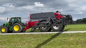 31K views · 200 reactions | Horsch a présenté aujourd’hui son prototype d’épandeur d’engrais, Leeb Xeric, avec une rampe de 36 mètres et même 48 mètres à terme. Le constructeur bavarois estime que pour ces largeurs les épandeurs centrifuges peuvent arriver à leur limites en terme de précision, selon la qualité de l’engrais et les conditions météorologiques. #nouveautés2025 | Jean Pierre Noret- Passion et Collection | Facebook