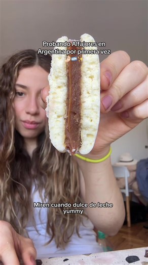 Top food cravings que tengo en este momento: ALFAJORES mini food review, mukbang silencioso de una de las cosas más famosas de comida argentina que son alfajores, yo juro que es lo único que veía en cada tienda jajaja #food #comida #mukbang #humor #creatorsearchinsights