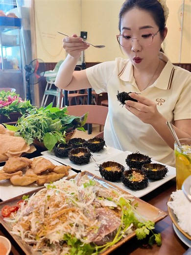 Hết tiền bay vào Phú Quốc nhưng đồ ăn Phú Quốc tui vẫn bon chen được nhé ^^ #Miloondiet #vtmqn #vtmgr #Mukbang #bepkhoicotienphuquoc