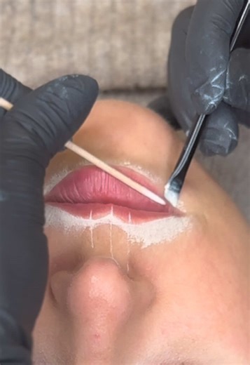 Lip Mapping for pmu is so satisfying 🤤 This is how your lip blush journey will start, precision mapping and pre draw of the the shape and design. Once this is perfect and signed off by you the lip tattoo process will start. 📲Online Booking in Bio 📍London #lipmapping #lipblush #lipblushing #mappingtutorial #liptattoo