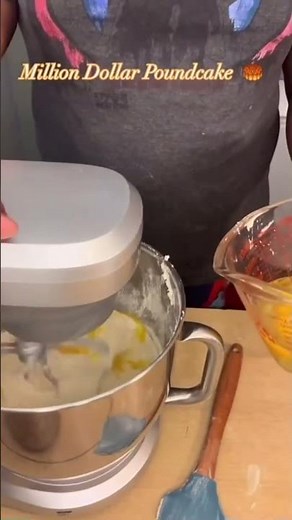 This Million Dollar Pound Cake Tastes Like Pure Southern Gold! 💰🍰