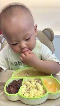 16-month-old baby immersed in eating, head down#feedingintolerance