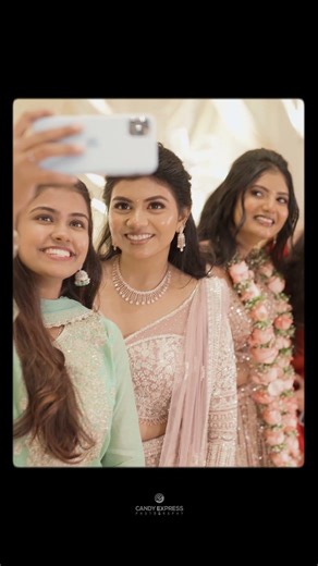 Behind every bride is a loving sister | Candy Express Photography | Wedding Photograpghy