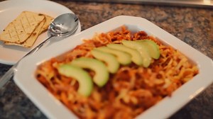 Marlin en Escabeche Ingredientes: 1/2 kg marlin ahumado 1/2 repollo 2 zanahorias 1 cebolla blanca mediana 6 dientes ajo 3 hojas de laurel 1/2 taza aceite olivo 1/3 taza vinagre blanco Chile chipotle al gusto 1 taza de pure de tomate Sal, pimienta y orégano Desmenuza el marlin Pica la cebolla en rodajas Rallas la zanahoria Pelas los ajos y reservas dos, los 4 que quedan los picas. En un recipiente calientas el aceite y fries la cebolla y el ajo con el laurel y un poco de orégano, agrega el marlin