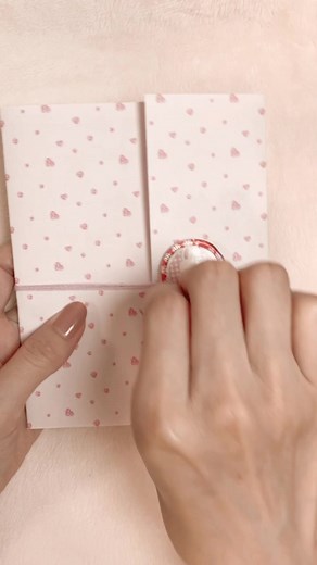 リクエスト頂いていた、厚紙を使わずにデザインペーパーで作るページのあるおすそわけファイル🌸ありがとうございました💓以前upしたパタパタファイルの動画と基本の作り方は同じです✨#ハンドメイド #紙もの #ハンドメイド好きさんと繋がりたい #作業動画 #おすそ分けファイル