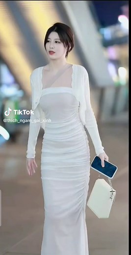 Đẹp cũng để mọi người ngắm thôi mà... #thíchngắmgaixinh m