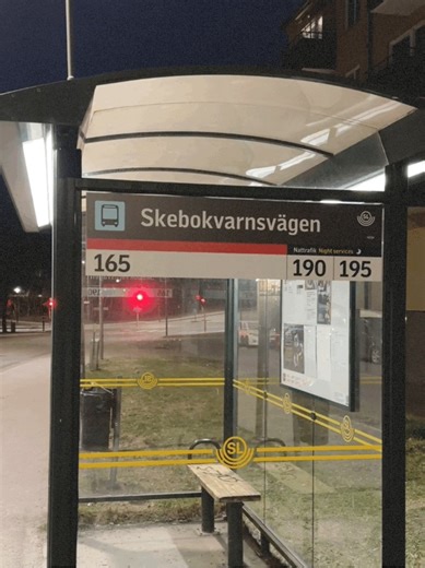 Sitta här och lyssna på Thåström efter en deppig hemmaförlust har åndå någonting. Är det nånstans jag ska hänga mig så är det i den här jävla busskuren. Fast inte idag. Jag älskar livet för mycket. Och vi är Djurgårn! Vi kommer igen! Älskar er!