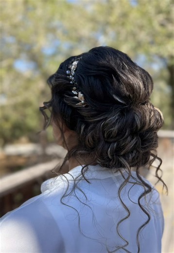 Florida without humidity feels illegal but I’ll allow it. 😅 Now to thaw my fingers and toes from our coldest day of the year. ❄️ Comment ‘CURLS’ if you’re a curly bride @amika @Color Wow @got2b @Redken Pro #bridalhairstylist #bridalhair #bridalhairinspo #florida #bridalupdo