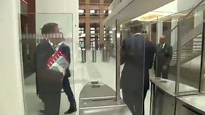 3.7K views · 39 reactions | Excelente ejemplo que nos da el Primer Ministro Nederlandés (Holanda) Mark Rutte, cuando se le derrama su café!!!! | Fragua Ciudadana | Facebook