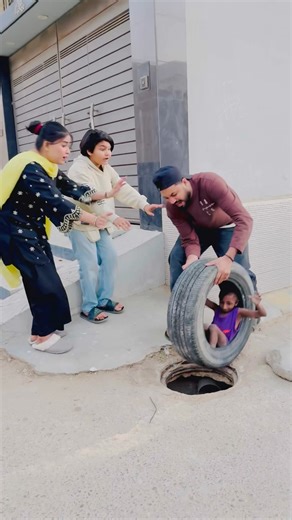 Bony ko gatar ma gira deya 😂 #challenge #funny #chotaalivlogs #trendingshorts #unfrezzmyaccount