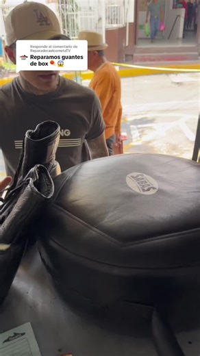 Respuesta a @ReparadoraelcometaTV 🥊👊 GUANTES Y COSTAL DE UN BOXEADOR REAL Mira cómo los restauramos #ElCometa #BoxeoMX #TrabajoArtesanal #fblifestylev