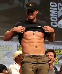 Stephen Amell Unleashes His Rock-Hard Abs at Comic-Con