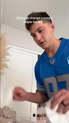 Going to change a poopy diaper be like💩