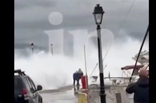 ΒΙΝΤΕΟ ΣΟΚ - Άστρος: Λιμενικός παρασύρθηκε και έχασε την ζωή του από μανιασμένα κύματα!