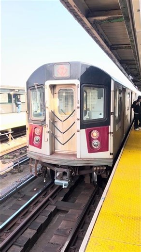 R188 7 train leaving 40 Strewt