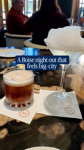 BOISE NIGHT OUT THAT’S GIVING BIG-CITY VIBES!! ✨✨ Start your night with happy hour or dinner at one of Boise’s newer restaurants, @hemlockboise in downtown Boise at @innat500. Keep in mind they have complimentary valet for the restaurant which makes things super easy! Hemlock is swanky, delicious, and the perfect spot to kick off the night. I recommend the burger (sooo good) and you can’t skip the table-side baked potato cart. While it’s not on happy hour, it’s definitely worth it and the potato