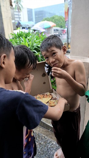 Street children can’t afford pizza, so we will donate it for free.. 🥹💗 #Philippines | Samuel Weidenhofer