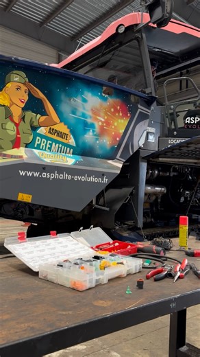 👀 On a aperçu à l’atelier... De la soudure, de la mécanique, de la bonne humeur, ... Chaque séquence montre un petit bout du quotidien à l’atelier ! #AsphalteÉvolution #travauxpublics #équipe #TP #réparation | Asphalte Evolution