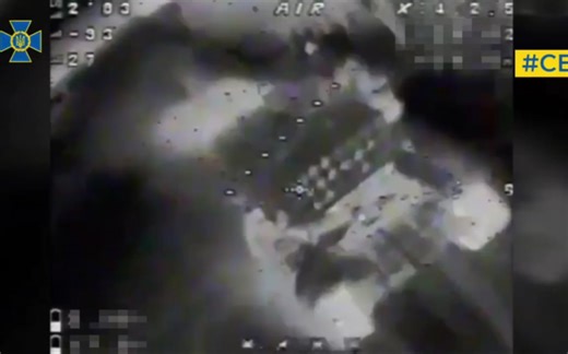 SBU的士兵烧毁了俄罗斯TOS-1A“Solntsepok”重型火焰喷射器系统，这是俄罗斯军工的“骄傲”，也是前线罕见的目