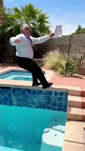 My realtor fell in the pool when showing me the house💧🤣