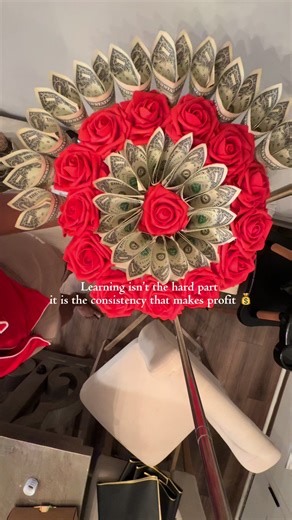 Being consistent brings profits 🤑 Learn the skill and put in the work! Starting a floral business isn’t hard when you follow through with your plan 💪🏾 #florist #digitalmarketing #entrepreneur